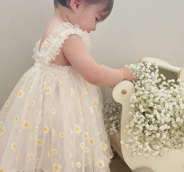 White Daisy First Birthday Dress with Matching “One” Party Crown – Baby Girl Outfit for Cake Smash & Photos