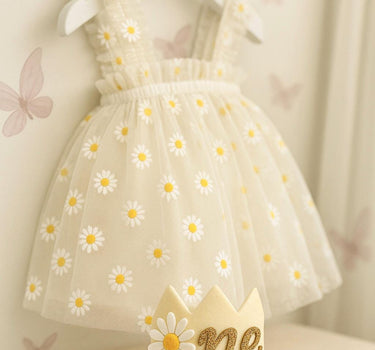 White Daisy First Birthday Dress with Matching “One” Party Crown – Baby Girl Outfit for Cake Smash & Photos
