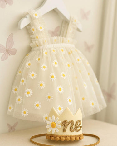 White Daisy First Birthday Dress with Matching “One” Party Crown – Baby Girl Outfit for Cake Smash & Photos